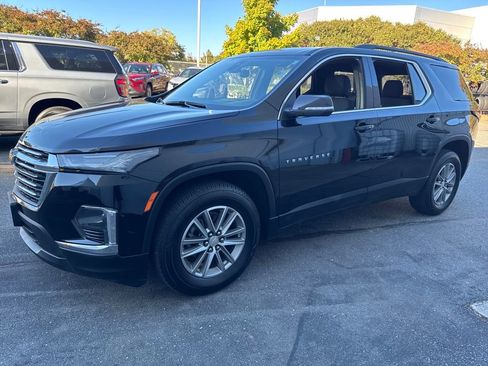 Used 2023 Chevrolet Traverse LT image 1