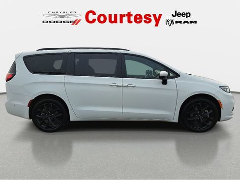 Certified 2023 Chrysler Pacifica Touring-L w/ Uconnect Theater Family Group AWD/4WD image 3