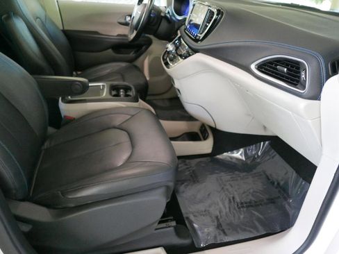 Used 2021 Chrysler Pacifica Touring-L FWD image 10