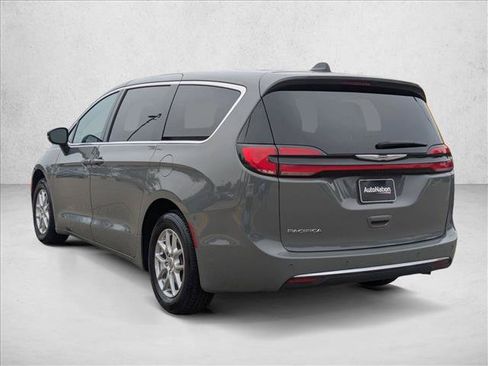 Used 2025 Chrysler Pacifica Select FWD image 8