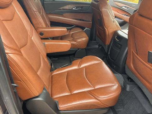 Used 2019 Cadillac Escalade ESV Luxury w/ LPO, Escalade Noir Package image 38