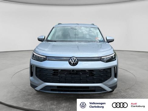 Used 2025 Volkswagen Tiguan SE AWD/4WD image 2