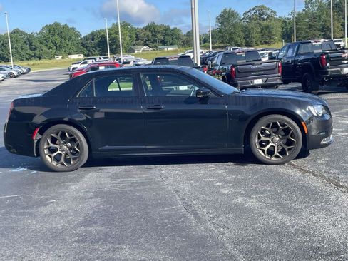 Used 2019 Chrysler 300 S w/ 300S Premium Group 2 RWD image 2