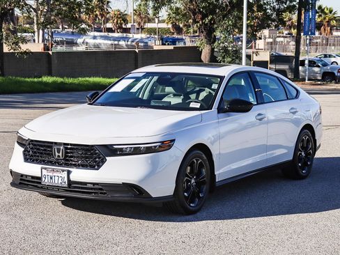 Certified 2025 Honda Accord SE image 3