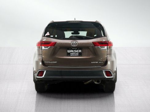 Used 2017 Toyota Highlander Limited AWD/4WD image 4