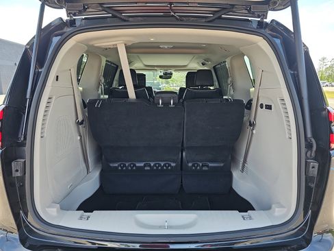 Used 2023 Chrysler Pacifica Limited w/ Uconnect Theater Family Group image 13