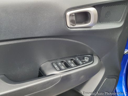 Used 2024 Hyundai Venue SEL image 16