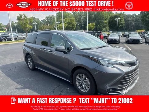 Used 2025 Toyota Sienna XLE w/ XLE Plus Package FWD image 1