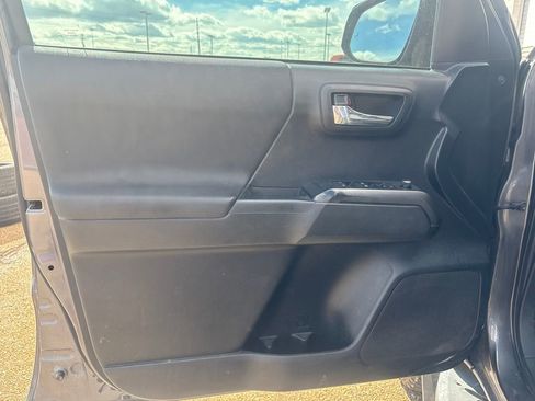 Used 2018 Toyota Tacoma TRD Sport w/ Technology Package image 5