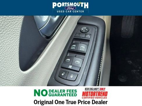 Used 2024 Chrysler Pacifica Touring-L image 24