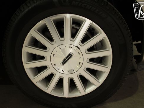 Used 2003 Lincoln Town Car Executive image 12