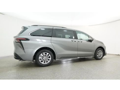 New 2026 Toyota Sienna XLE image 26