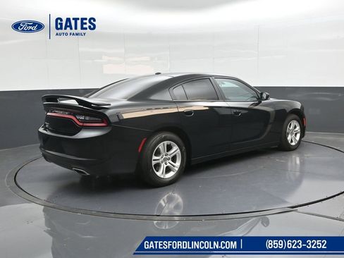 Used 2019 Dodge Charger SXT image 2