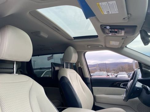 Used 2025 Kia Carnival SX Prestige image 10