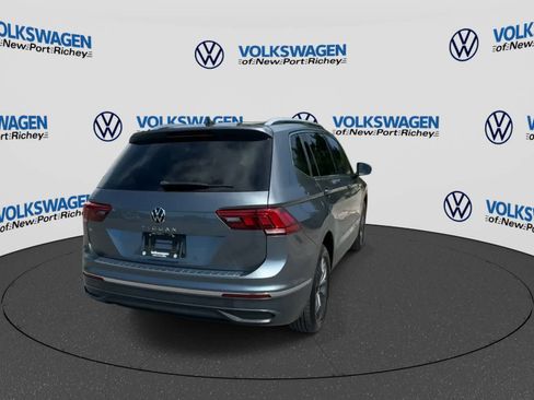 Used 2022 Volkswagen Tiguan SE w/ Panoramic Sunroof Package FWD image 7