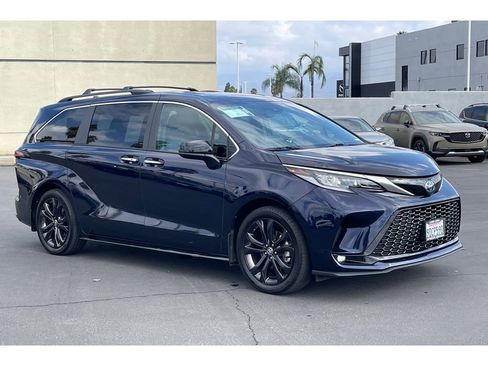 Used 2022 Toyota Sienna XSE image 8