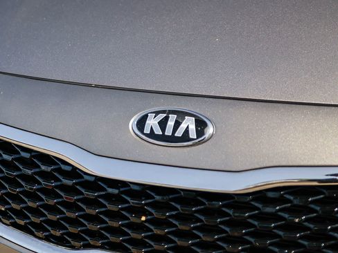 Used 2018 Kia Optima LX w/ 17" Alloy Wheels Package FWD image 11