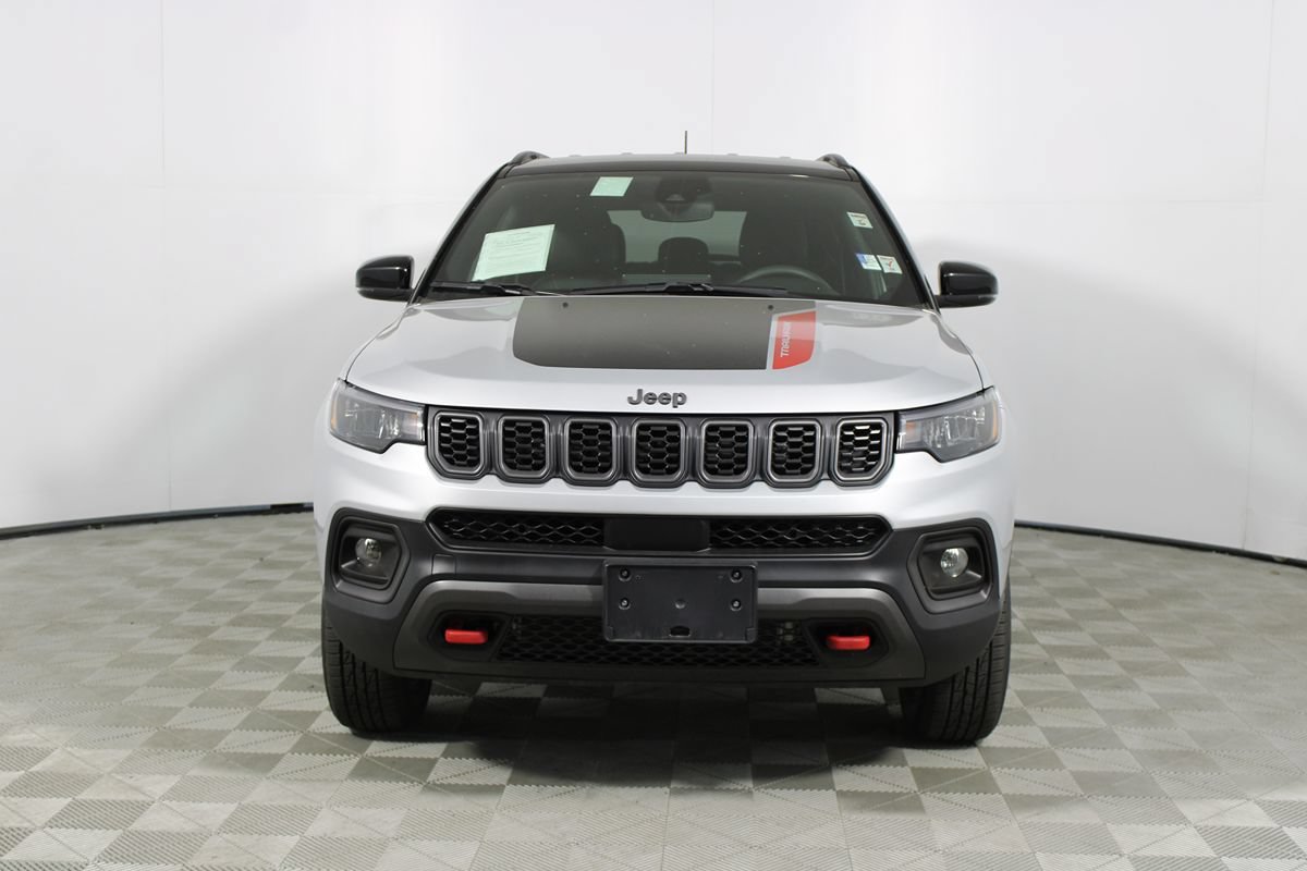 Used 2025 Jeep Compass Trailhawk AWD/4WD image 2