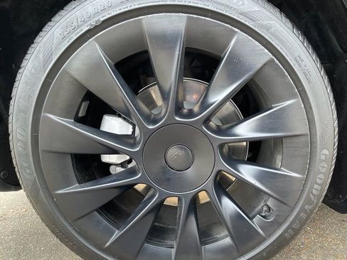 Used 2024 Tesla Model Y Long Range RWD image 18