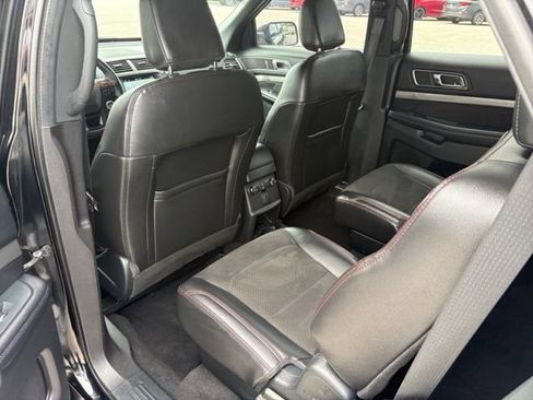 Used 2018 Ford Explorer XLT w/ Equipment Group 202A FWD image 37