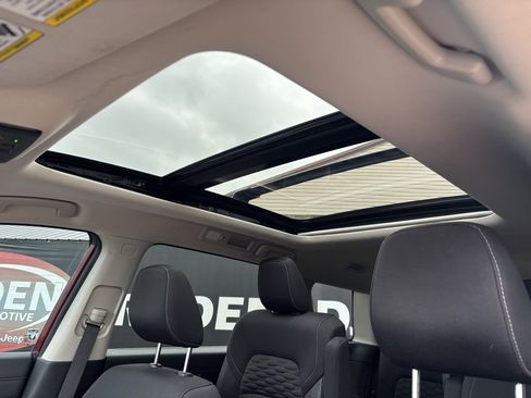 Used 2022 Nissan Pathfinder SV w/ SV Premium Package image 17