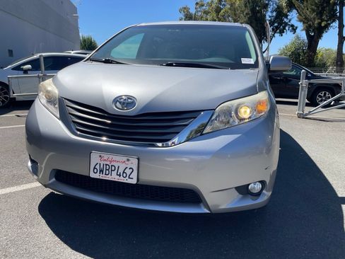 Used 2012 Toyota Sienna XLE w/ XLE Navigation Pkg FWD image 2