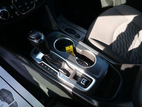 Used 2019 Chevrolet Equinox LT w/ Sun & Navigation Package AWD/4WD image 17