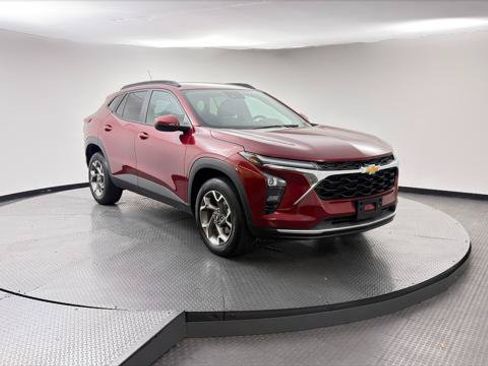 Used 2025 Chevrolet Trax LT w/ LT Convenience Package FWD image 11