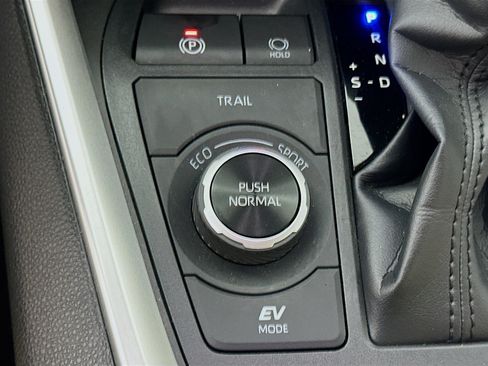 Used 2025 Toyota RAV4 LE AWD/4WD image 25
