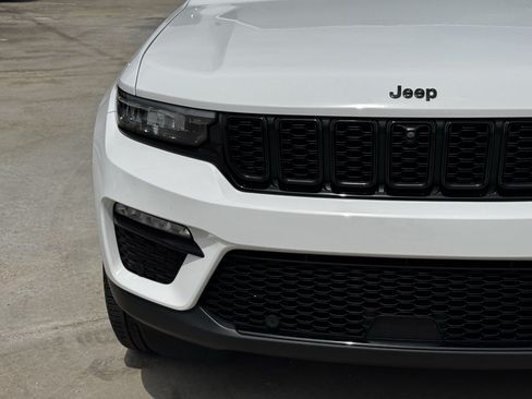 Used 2023 Jeep Grand Cherokee Limited w/ Luxury Tech Group II AWD/4WD image 6