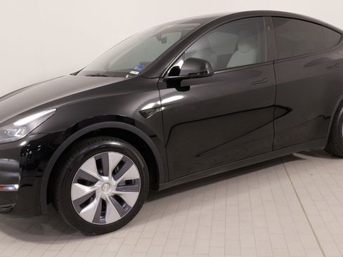 Used 2024 Tesla Model Y Long Range image 1