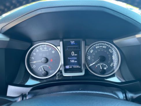Used 2017 Toyota Tacoma SR5 w/ Tow Package RWD image 4