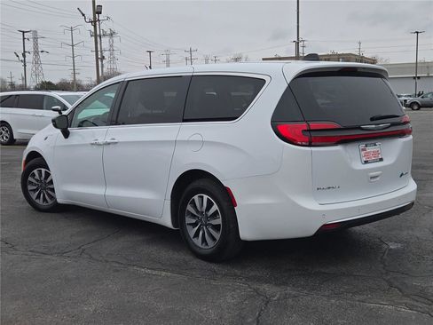 Certified 2024 Chrysler Pacifica Limited FWD image 16