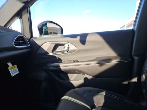 New 2026 Chrysler Pacifica Select image 44