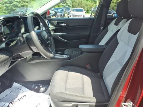 Used 2024 Chevrolet Trax LS w/ LS Convenience Package FWD image 12