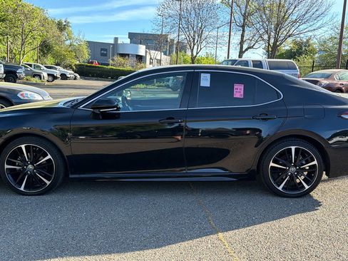 Used 2018 Toyota Camry XSE image 8