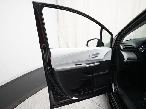 Used 2025 Toyota Sienna XLE FWD image 28
