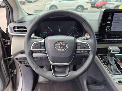 Used 2024 Toyota Sienna XLE FWD image 14