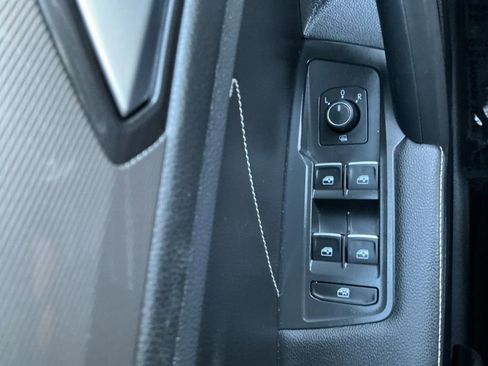 Used 2022 Volkswagen Tiguan SE w/ Panoramic Sunroof Package image 23