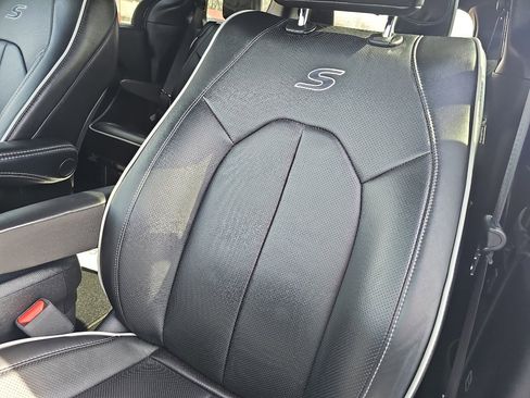 Used 2025 Chrysler Pacifica Limited image 15