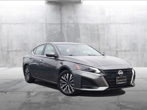 Certified 2025 Nissan Altima 2.5 SV w/ SV Premium Package FWD image 2