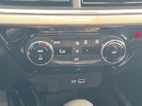 Used 2024 Chevrolet Trax LT FWD image 16