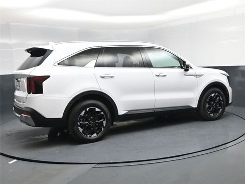 Used 2025 Kia Sorento S image 4
