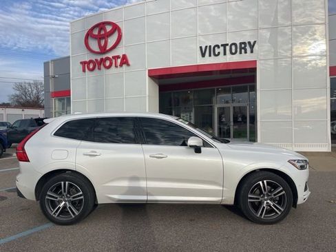 Used 2019 Volvo XC60 T5 Momentum w/ Multimedia Package image 3