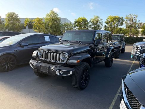 Used 2025 Jeep Wrangler Unlimited Sahara w/ Safety Group AWD/4WD image 1