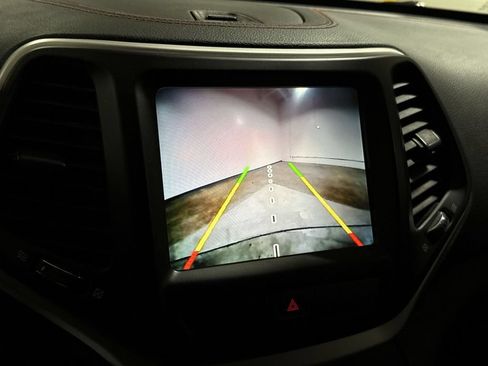 Used 2016 Jeep Cherokee Trailhawk AWD/4WD image 16