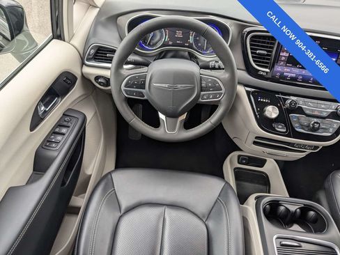 Used 2024 Chrysler Pacifica Touring-L FWD image 16
