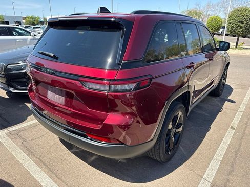 Used 2023 Jeep Grand Cherokee Altitude AWD/4WD image 3