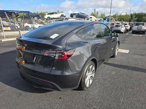 Used 2024 Tesla Model Y 2WD image 11