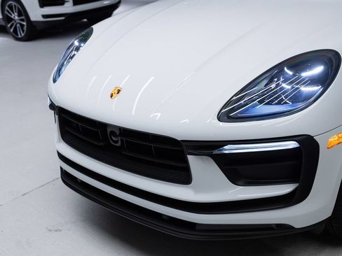 Certified 2026 Porsche Macan AWD/4WD image 32